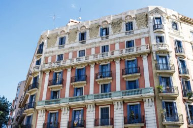 El Eixample, Barcelona, Katalonya, İspanya ve Avrupa 'daki eski apartman binalarının cephesi