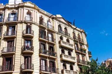 El Eixample, Barcelona, Katalonya, İspanya ve Avrupa 'daki eski apartman binalarının cephesi