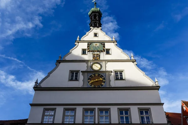 位于德国巴伐利亚Rothenburg Der Tauber旧中心的带有钟表和日晷的古老的白色文艺复兴建筑 — 图库照片