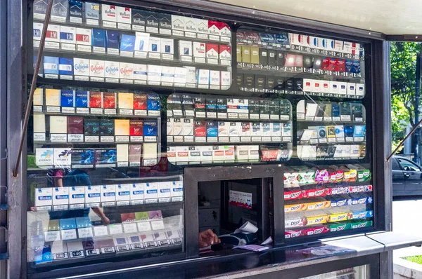 Zigaretten Zum Verkauf Einem Straßenkiosk Zentrum Von Tiflis Georgien Europa Stockbild