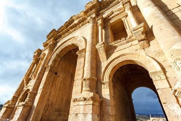 ハドリアヌスのアーチは129 130年にハドリアヌス帝がゲラーサを訪れたことを記念して建てられた — ストック写真