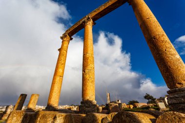 Cardo Maximus, Jerash, Ürdün ve Ortadoğu 'da gökkuşağı ve kolonlar.