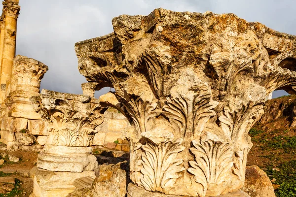 Oude Hoofdstad Van Een Korinthische Zuil Jerash Jordanië Midden Oosten — Stockfoto