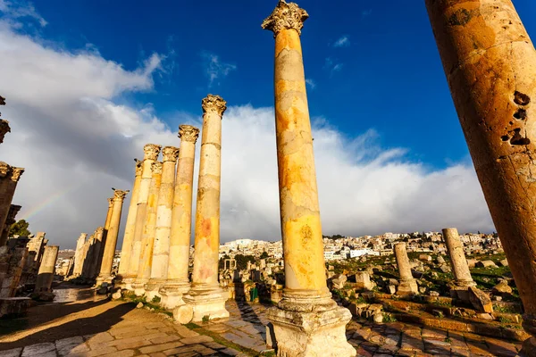 Säulen Cardo Maximus Von Gerasa Und Die Moderne Stadt Jerasch — Stockfoto