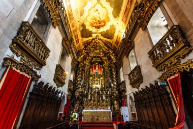 Porto, Portekiz, Avrupa 'daki Roma Katolik kilisesi igreja do Carmo' nun zengin dekore edilmiş iç mimarisi.