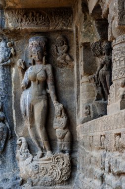 Nehir Tanrıçası / Parvati heykeli - Rameshwara mağarasının dışı, mağara 21, Ellora, Maharashtra, Hindistan, Asya 'daki Lord Shiva' ya adanmıştır.