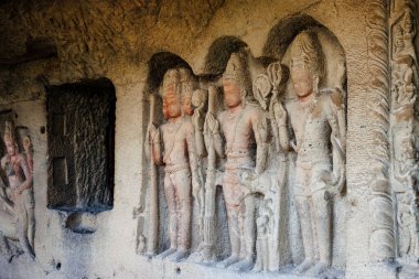 Hindu tanrılarının heykelleri Brahma, Vishnu ve Siva, Mağara 27, Ellora Mağaraları, Maharashtra, Hindistan, Asya