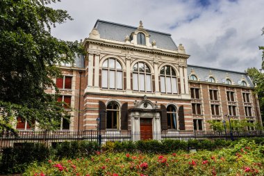 Lahey, Hollanda ve Avrupa 'daki Oranje Nassau ailesinden Kraliyet Koleksiyonları Koninklijke Verzamelingen' in binasının dışında.