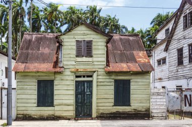 Güney Amerika, Surinam, Paramaribo 'nun tarihi merkezinde eski bir ahşap evin cephesi