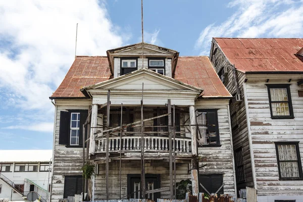 Güney Amerika, Surinam, Paramaribo 'nun tarihi merkezinde harabe bir ahşap evin dış cephesi.