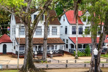 Güney Amerika, Surinam, Paramaribo 'nun tarihi merkezinde eski bir ahşap koloni evi.