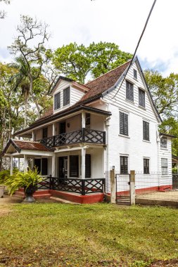Güney Amerika, Surinam, Paramaribo 'nun tarihi merkezinde eski bir ahşap koloni evi.