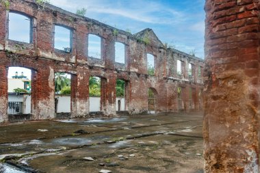 Gebouw 1790 binasının yıkıntısı, Zeelandia Kalesi, Paramaribo, Surinam, Güney Amerika 'da bir gıda deposu.