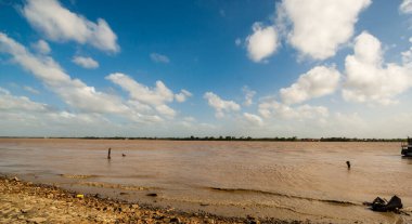 Güney Amerika, Surinam, Surinam, Paramaribo 'daki Waterkant' tan Suriname nehrine bakın.