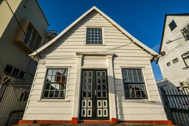 Güney Amerika, Surinam, Paramaribo 'nun tarihi merkezinde eski bir ahşap koloni evi.