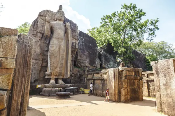 Aukana Buddha veya Avukana Buddha heykeli, Aukana, Sri Lanka, Asya