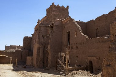 Agdz, Fas, Afrika 'da kulesi olan harabe bir kerpiç binasının dışı.