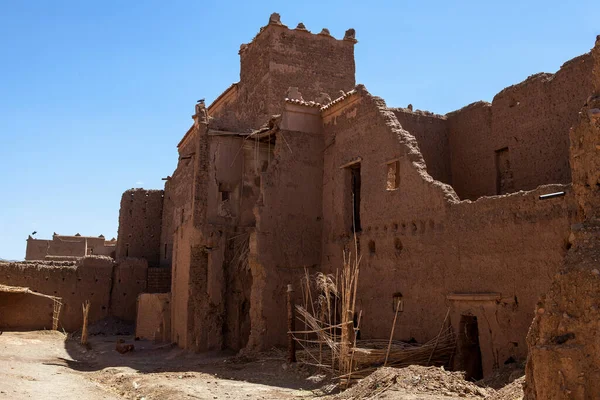 Agdz, Fas, Afrika 'da kulesi olan harabe bir kerpiç binasının dışı.