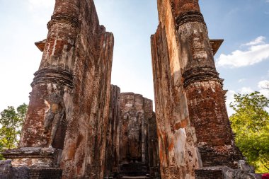 Asya 'nın Sri Lanka kentindeki kraliyet antik kenti Polonnaruwa' da başı olmayan dev bir Buda heykeli.