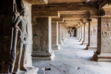 Hindu Ellora mağaralarının zengin iç kısımları, 14. mağara, Ellora, Maharashtra, Hindistan, Asya