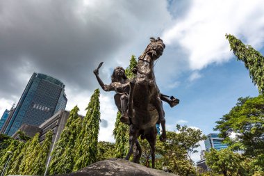 Kadın savaşçı Gabriela Silang 'ın heykeli Makati, Manila, Filipinler, Asya' da bir at üzerinde