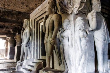 Ellora Mağarası 29 (Dhumar Lena), Ellora, Maharashtra, Hindistan, Asya 'daki Garbhagriha çevresindeki büyük Hindu heykelleri