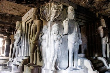 Ellora Mağarası 29 (Dhumar Lena), Ellora, Maharashtra, Hindistan, Asya 'daki Garbhagriha çevresindeki büyük Hindu heykelleri