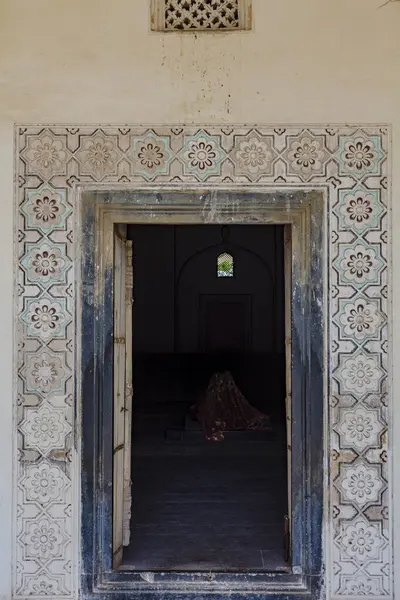 Zbliżenie Malowanych Motywów Kwiatowych Przy Wejściu Grobowców Qutub Shahi Hyderbad — Zdjęcie stockowe