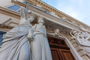 Viyana, Avusturya ve Avrupa 'daki bir Art Nouveau binasının girişinde büyük kadın heykelleri var.