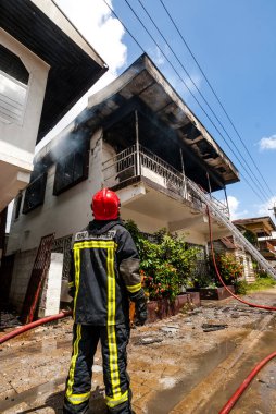 Surinam itfaiyecileri Güney Amerika, Surinam, Surinam, Paramaribo 'nun merkezinde yanan bir evi söndürdüler.