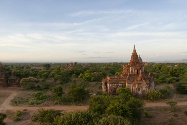 Güneş doğarken Bagan tapınaklarına bakın, Bagan, Myanmar, Asya