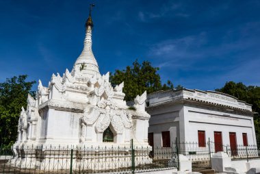 Nyaung U, Myanmar, Asya 'daki Schwezigon Paya sahasında beyaz stupa.