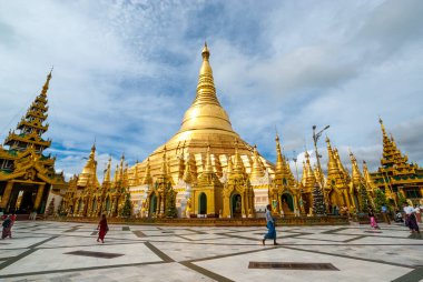 Birmanlar, Yangon, Rangoon, Myanmar, Asya 'da 8 Temmuz 2009' da Shwedagon Pagoda 'da altın bir Pagoda' da yürür.