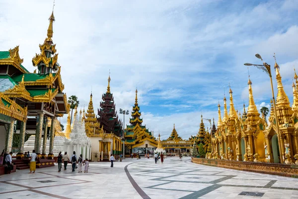 Burmese People Walk Shwedagon Pagoda Golden Pagoda Yangon Rangoon Myanmar — Stock Photo, Image