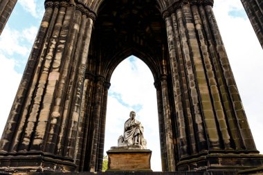 Scott anıt, bir Victorium Gotik anıt İskoç yazar Sir Walter Scott Edinburgh, İskoçya, İngiltere'de Princes Street bahçelerde