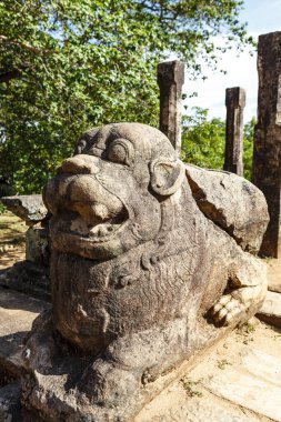 Seyirci salonunun önünde aslan heykelleri, Polonnaruwa kalıntıları, Sri Lanka, Asya