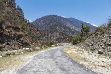 Doğu Bhutan, Asya 'daki dağların arasından asfalt yol.