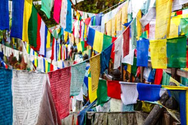 Yanan Göl 'deki bir köprüde renkli dua bayrakları. Jakar, Bumthang Vadisi, Butan, Asya' daki dini bir site.