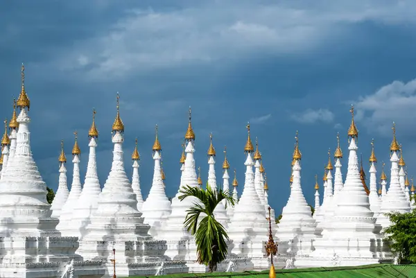 Sandamuni Paya pagoda, Mandalay, Myanmar, Asya 'nın beyaz stupası.