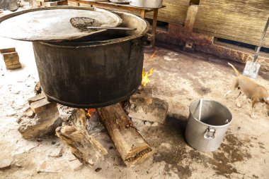 Amarapura, Myanmar, Asya 'daki bir manastırın mutfağındaki odun ateşinde büyük demir çaydanlık.