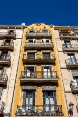 El barrio Gotico, Gothic Quarter, Barcelona, Katalonya, İspanya, Avrupa 'daki eski apartman binaları