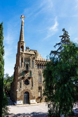 Antoni Gaudi 'nin Barcelona, Katalonya, İspanya, Avrupa' dan Torre Bellesguard 'ın dış ve doruk noktası.