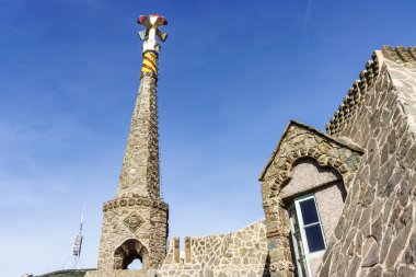 Antoni Gaudi 'nin Barcelona, Katalonya, İspanya, Avrupa' da yazdığı Torre Bellesguard 'ın evinin tepesi ve dışı.