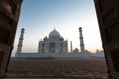 Agra 'daki Taj Mahal' de gün doğumu, Uttar Pradesh, Hindistan, Asya