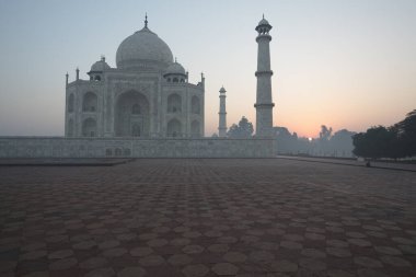 Agra 'daki Taj Mahal' de gün doğumu, Uttar Pradesh, Hindistan, Asya