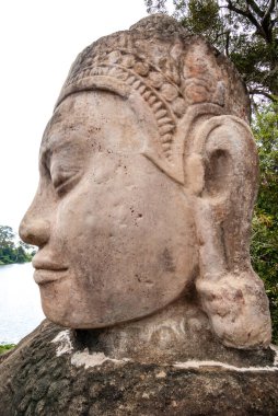 Angkor Thom, Angkor, Kamboçya, Asya 'nın köprüsü, büyük kulak memeleri olan dev bir erkek heykeli.