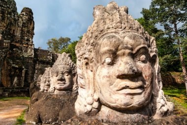 Angkor Thom 'un güney kapısı ve tanrılardan ve şeytanlardan oluşan bir köprü. Her biri yedi başlı Naga 'nın cesedini taşıyan iki sıra figür. Angkor, Siem Reap bölgesi, Kamboçya, Asya