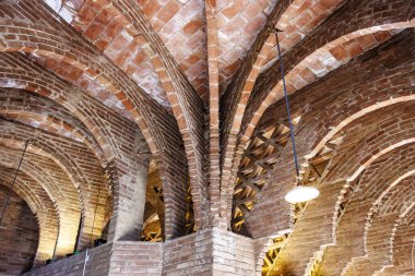 Torre Bellesguard 'ın evinin içinde tuğla kemerli tavan arası, Antoni Gaudi, Barcelona, Katalonya, İspanya, Avrupa