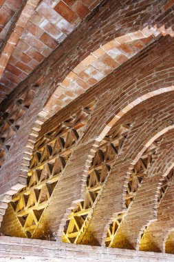 Torre Bellesguard 'ın evinin içinde tuğla kemerli tavan arası, Antoni Gaudi, Barcelona, Katalonya, İspanya, Avrupa