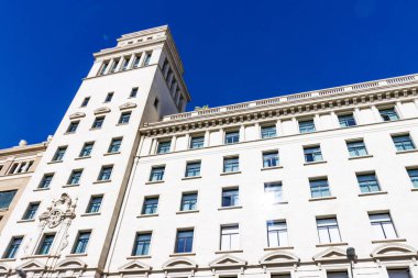 Barcelona, Katalonya, İspanya ve Avrupa 'daki Catalunya Meydanı' ndaki eski bir ofis binasının cephesi